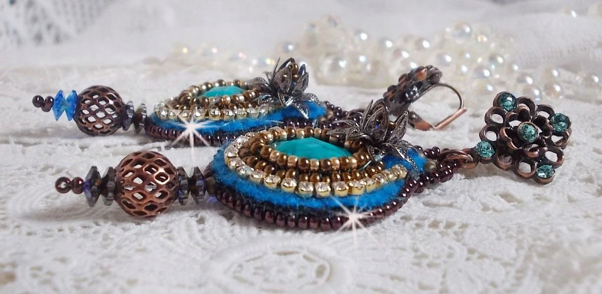 BO Ilycia Charmoso bordado com dois cabochons de face verde turquesa e cristais Swarovski