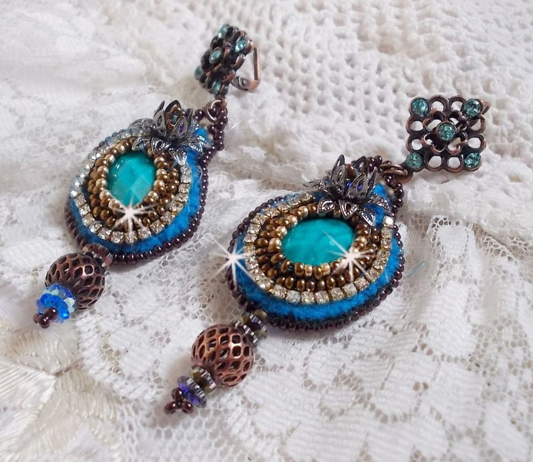 BO Ilycia Charmoso bordado com dois cabochons de face verde turquesa e cristais Swarovski