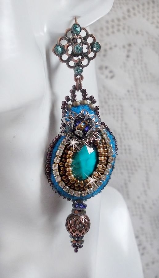 BO Ilycia Charmoso bordado com dois cabochons de face verde turquesa e cristais Swarovski