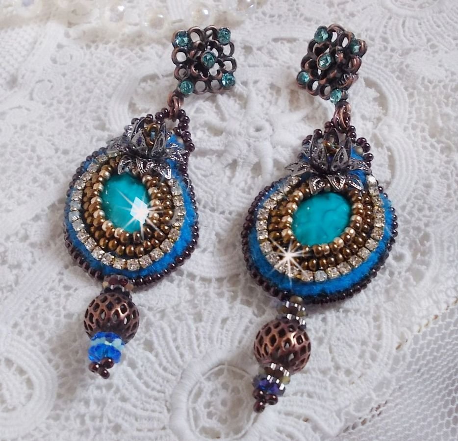 BO Ilycia Charmoso bordado com dois cabochons de face verde turquesa e cristais Swarovski