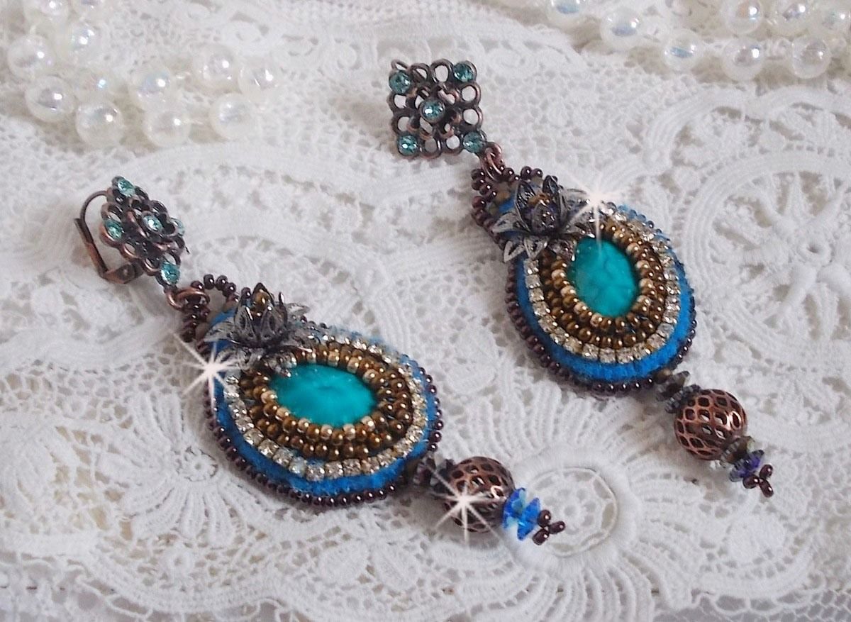 BO Ilycia Charmoso bordado com dois cabochons de face verde turquesa e cristais Swarovski
