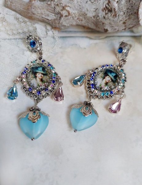 BO Infiniment Bleut&eacute; cr&eacute;&eacute;es avec cabochons verres, perles facett&eacute;es et perles Cristal Swarovski.