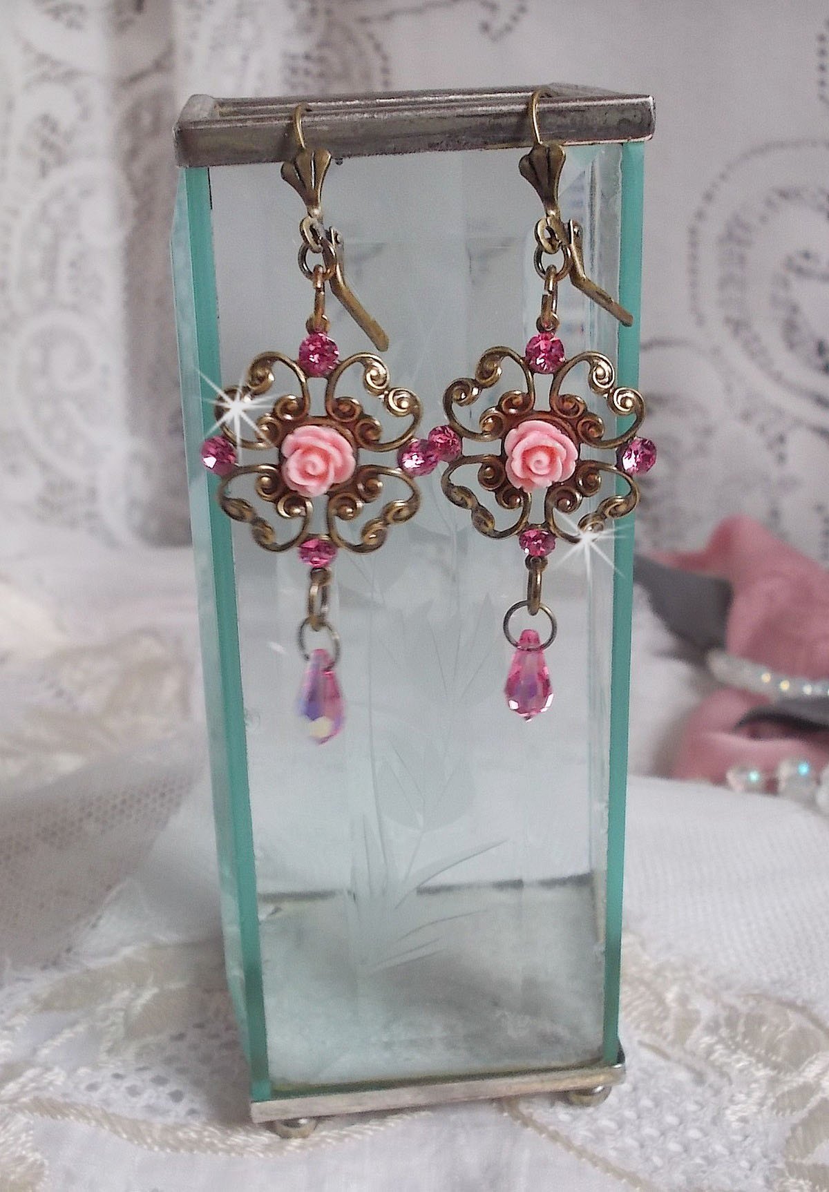 BO Irresist&iacute;vel Colec&ccedil;&atilde;o Eden com estes cristais Swarovski montados em casti&ccedil;ais de bronze