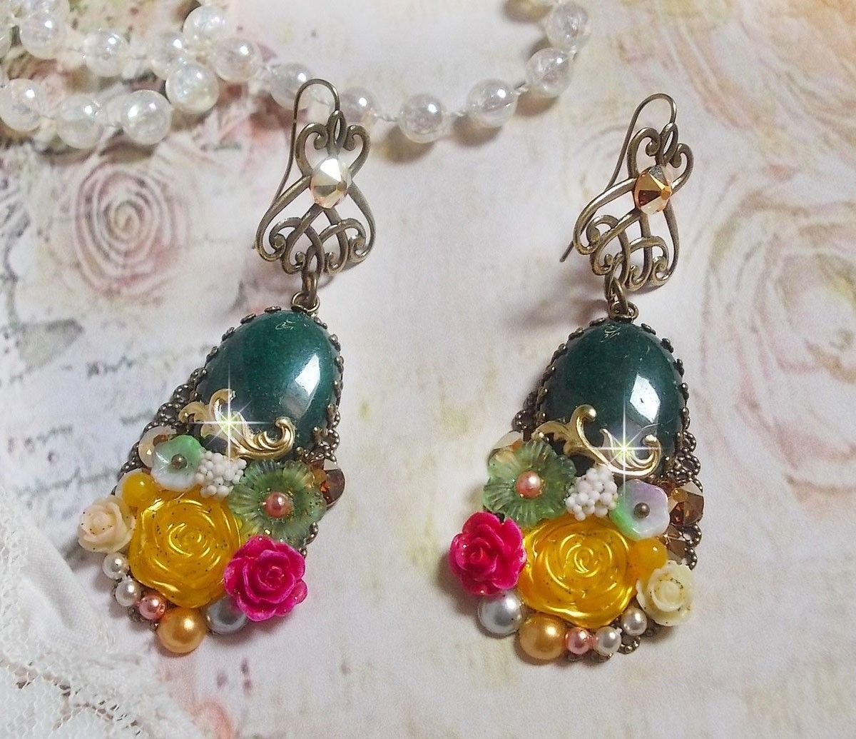 BO Jade Flowers criadas com cabochons ovais malaio Jade, cristais Swarovski, contas de resina, flores de vidro com acessórios de qualidade 