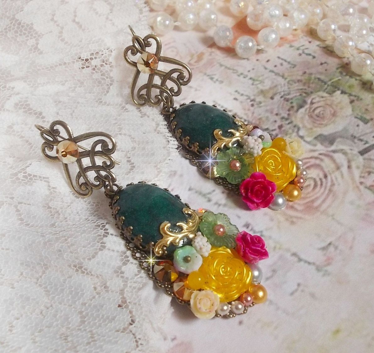 BO Jade Flowers criadas com cabochons ovais malaio Jade, cristais Swarovski, contas de resina, flores de vidro com acessórios de qualidade 