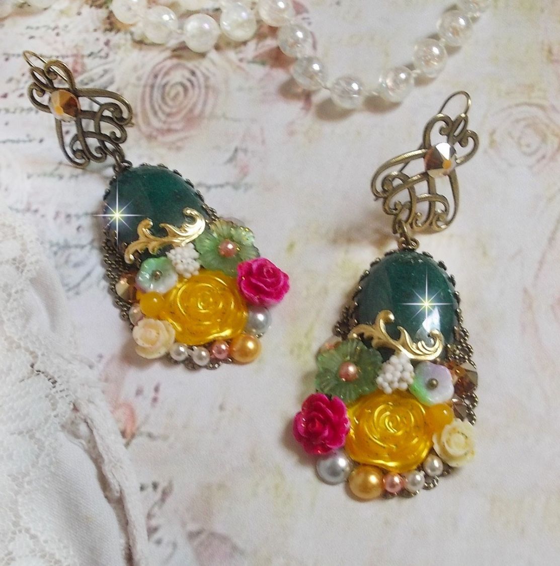 BO Jade Flowers criadas com cabochons ovais malaio Jade, cristais Swarovski, contas de resina, flores de vidro com acessórios de qualidade 