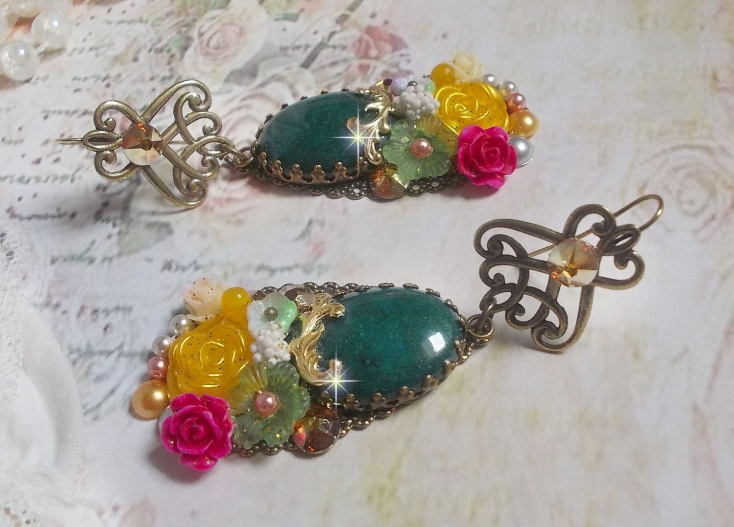 BO Jade Flowers criadas com cabochons ovais malaio Jade, cristais Swarovski, contas de resina, flores de vidro com acessórios de qualidade 