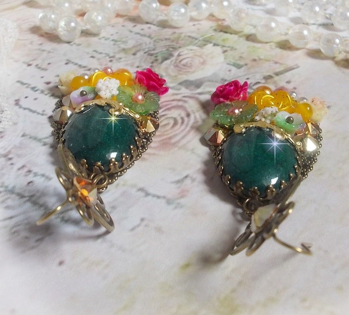 BO Jade Flowers criadas com cabochons ovais malaio Jade, cristais Swarovski, contas de resina, flores de vidro com acessórios de qualidade 