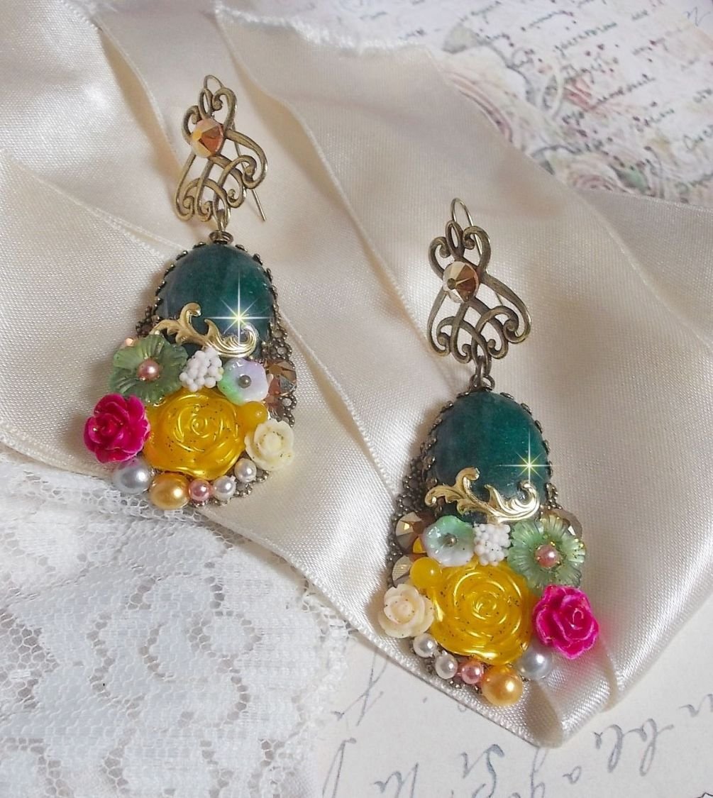 BO Jade Flowers criadas com cabochons ovais malaio Jade, cristais Swarovski, contas de resina, flores de vidro com acessórios de qualidade 