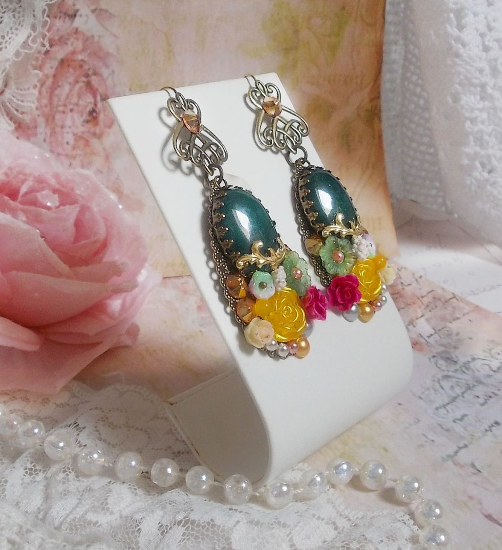 BO Jade Flowers criadas com cabochons ovais malaio Jade, cristais Swarovski, contas de resina, flores de vidro com acessórios de qualidade 