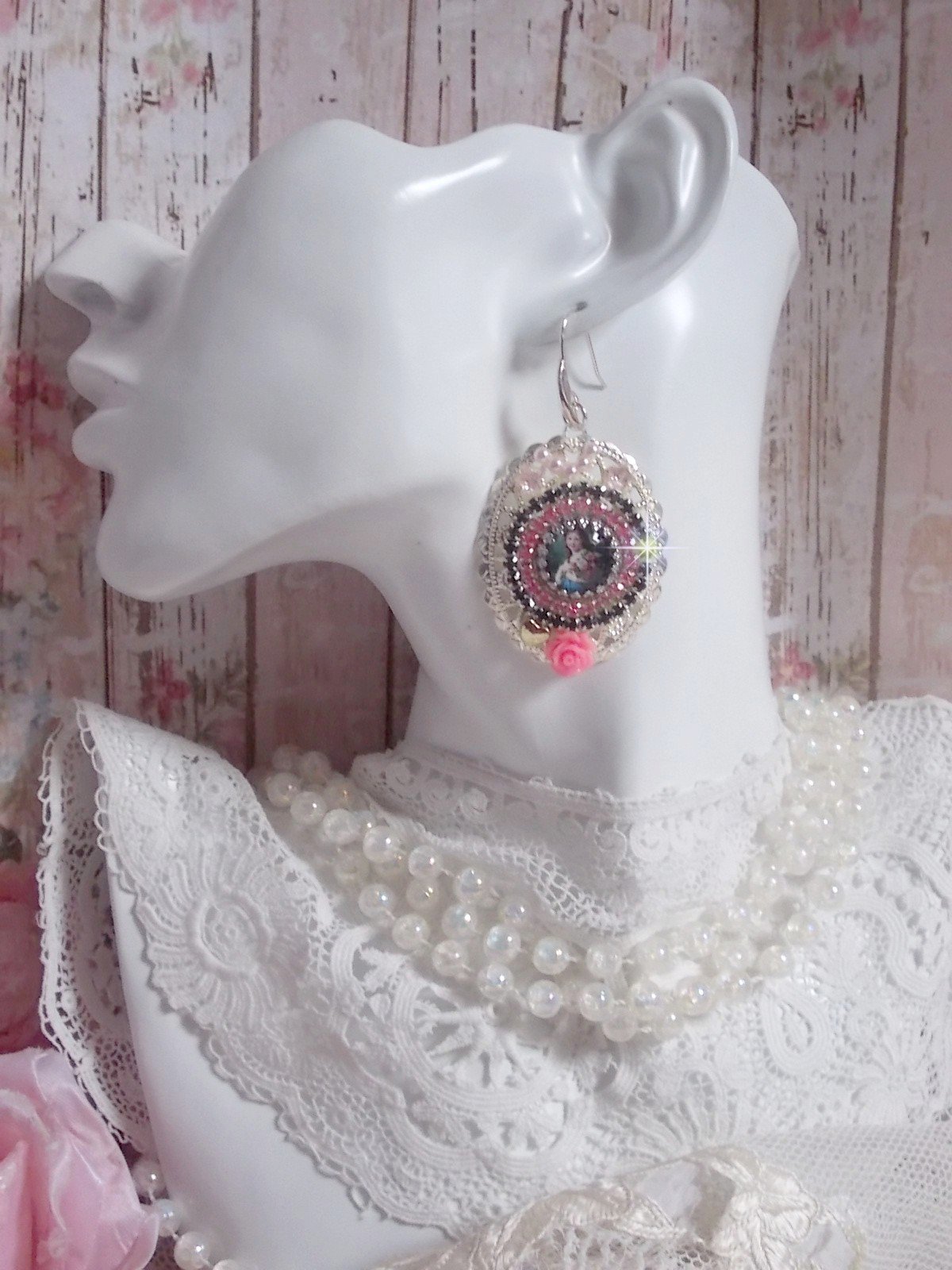 BO Jardin de Lumi&egrave;re et d&rsquo;argent mont&eacute;es avec un cabochon ovale repr&eacute;sentant une jeune femme avec des fleurs &agrave; laquelle s&rsquo;ajoute des zirconiums, perles, estampes avec crochets en Argent 925