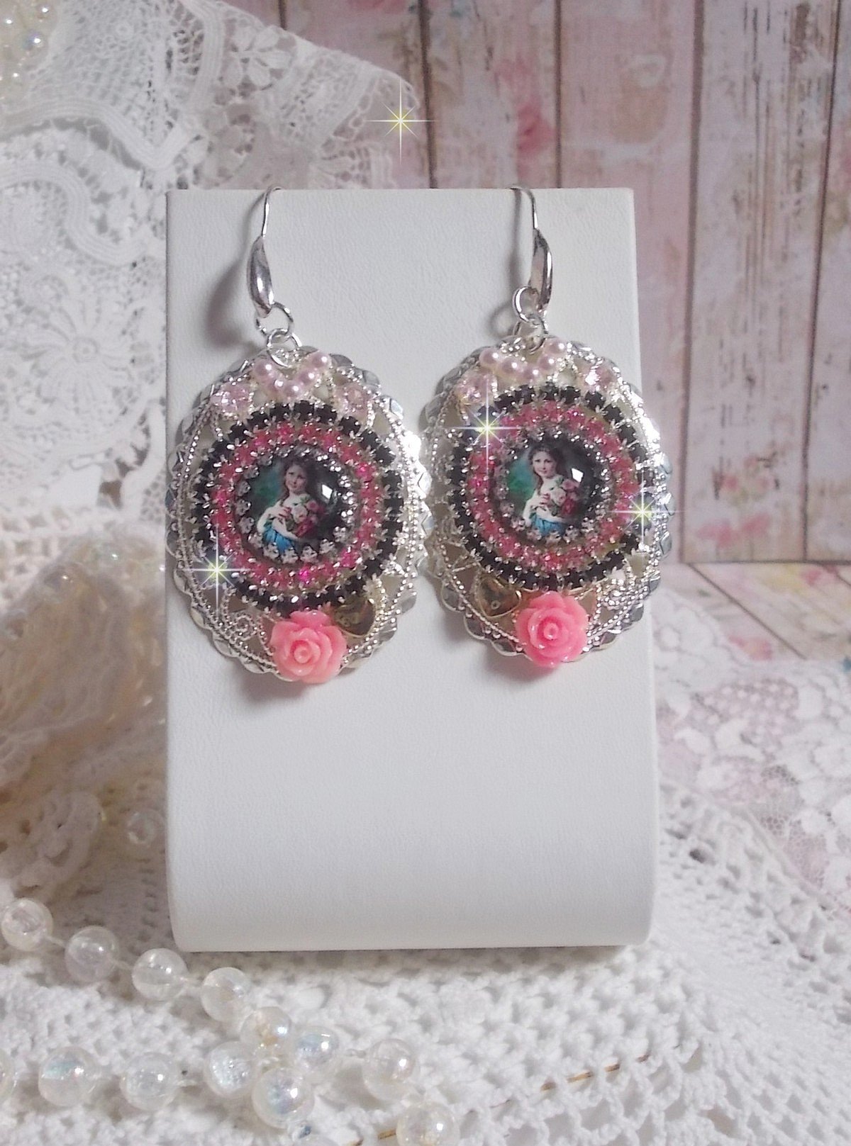 BO Jardin de Lumière et d’argent montées avec un cabochon ovale représentant une jeune femme avec des fleurs à laquelle s’ajoute des zirconiums, perles, estampes avec crochets en Argent 925