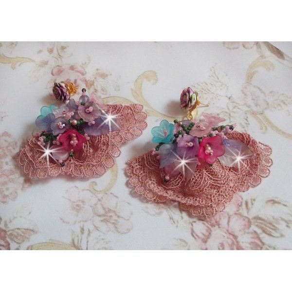 BO Jardin Po&eacute;tique brod&eacute;es sur une belle dentelle rose Antique avec des fleurs lucites et des rocailles