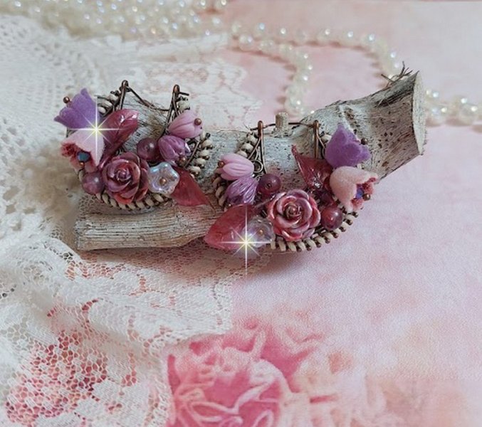 BO Jouvence cr&eacute;&eacute;es avec fleurs clochettes, boutons de roses, orchid&eacute;es, feuilles, perles rondes, cristaux  et boucles demi-lune