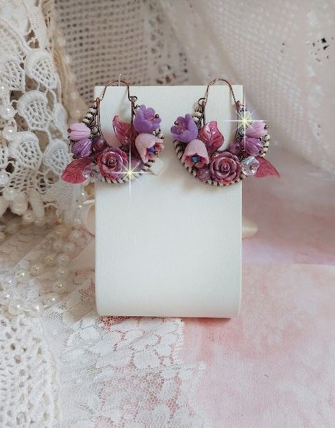 BO Jouvence cr&eacute;&eacute;es avec fleurs clochettes, boutons de roses, orchid&eacute;es, feuilles, perles rondes, cristaux  et boucles demi-lune