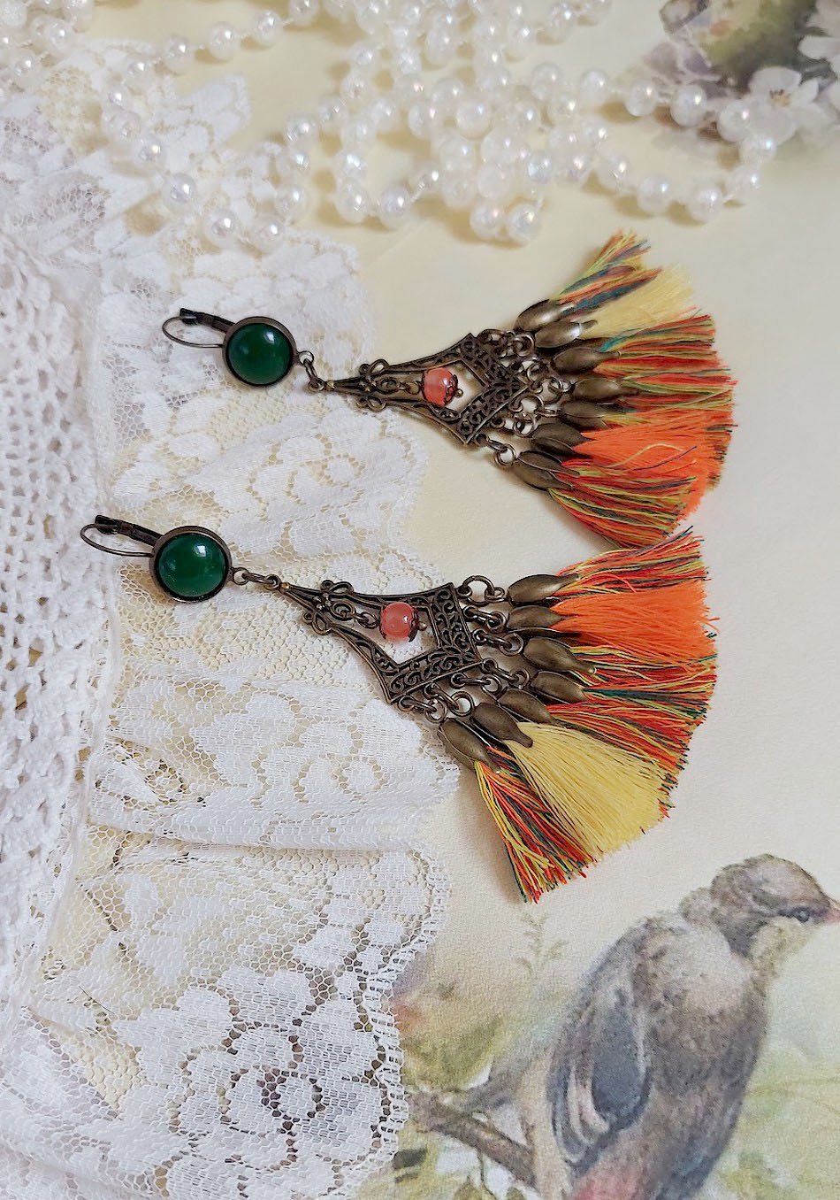 BO Kaléidoscope avec pompons multicolores, perles résines, pendentifs et dormeuses métal