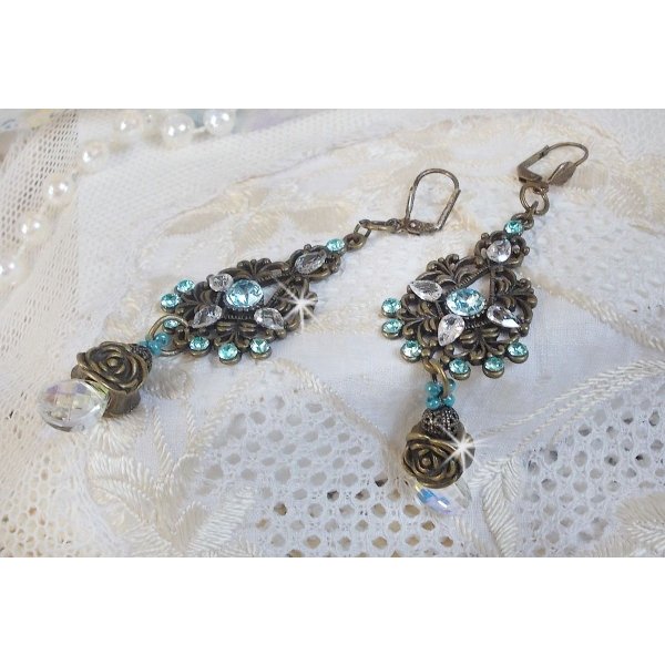 BO Lady in Blue montado com cristais Swarovski e Zirc&oacute;nio com acess&oacute;rios de bronze