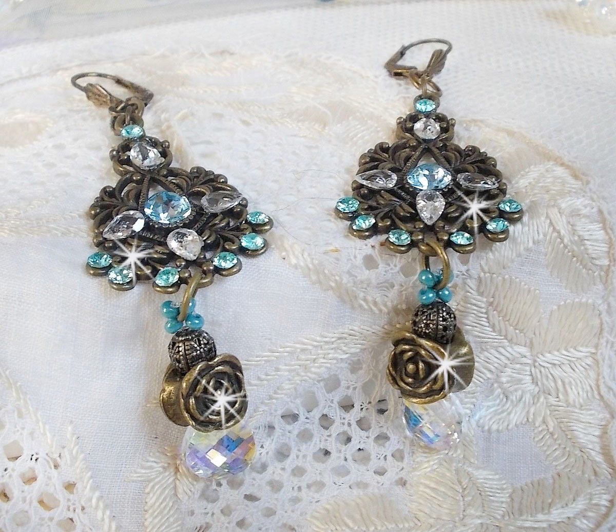 BO Lady in Blue montado com cristais Swarovski e Zircónio com acessórios de bronze