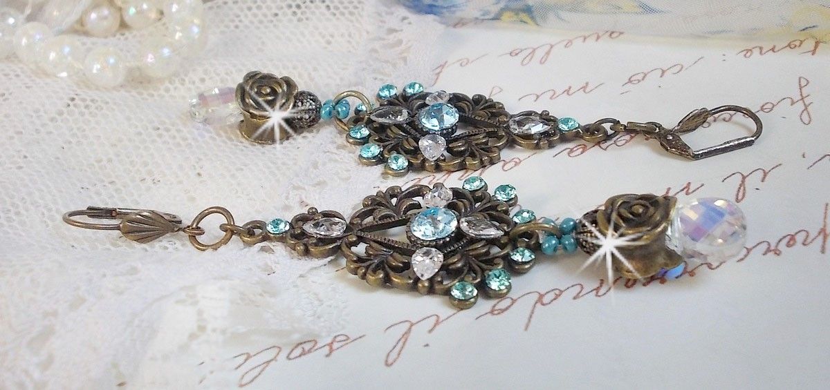 BO Lady in Blue montado com cristais Swarovski e Zircónio com acessórios de bronze