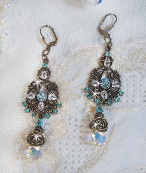 BO Lady in Blue montado com cristais Swarovski e Zirc&oacute;nio com acess&oacute;rios de bronze