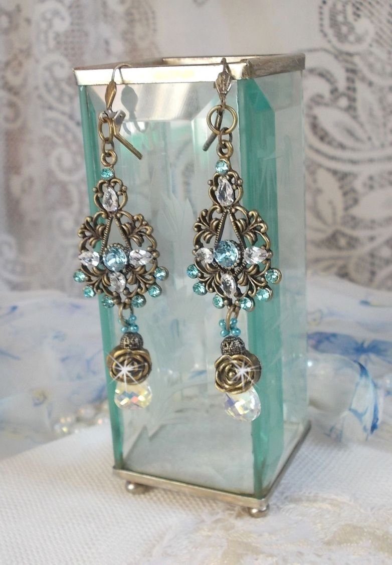BO Lady in Blue montado com cristais Swarovski e Zircónio com acessórios de bronze
