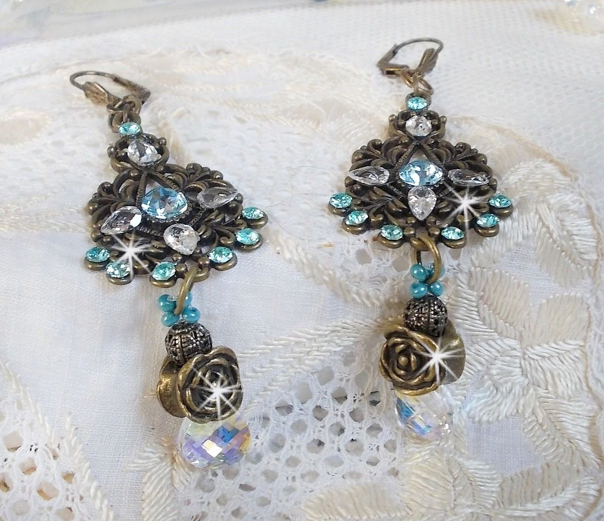 BO Lady in Blue montado com cristais Swarovski e Zircónio com acessórios de bronze