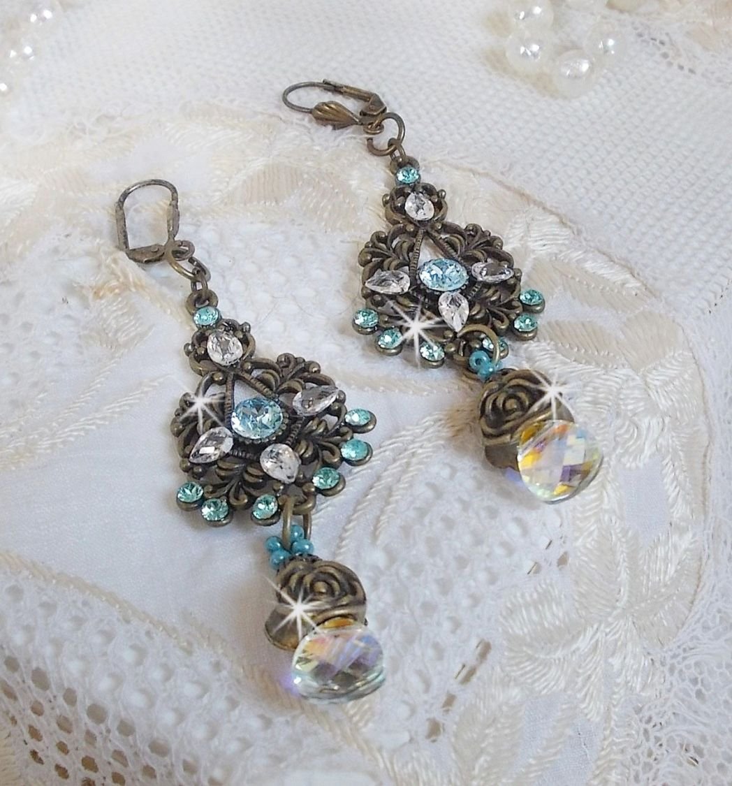 BO Lady in Blue montado com cristais Swarovski e Zircónio com acessórios de bronze