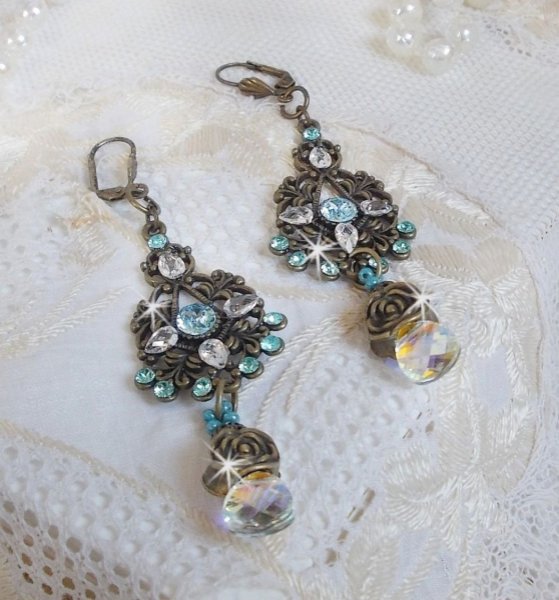 BO Lady in Blue montado com cristais Swarovski e Zirc&oacute;nio com acess&oacute;rios de bronze