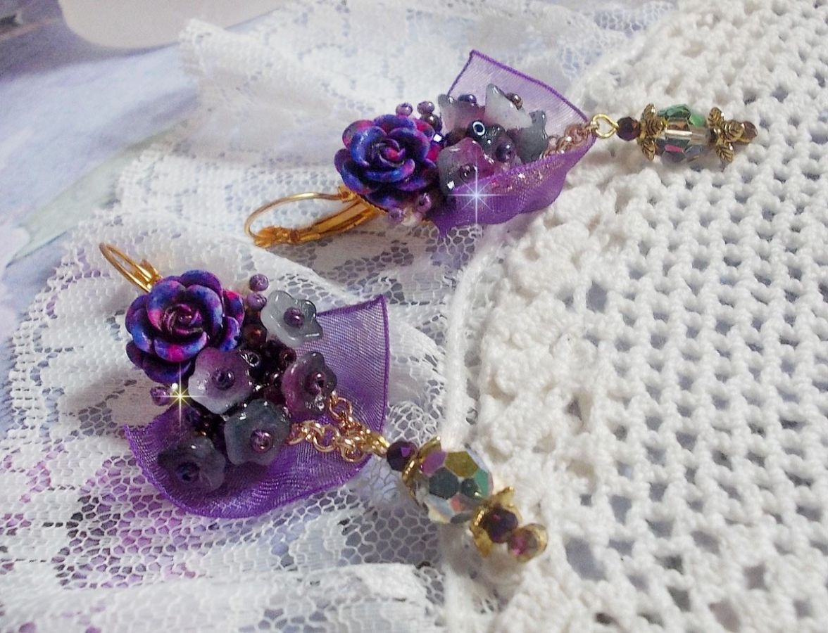 BO Lady Romantique bordada com flores de sino, cabochons de rosa, cristais PureCrystal, corrente dourada e fita de organza