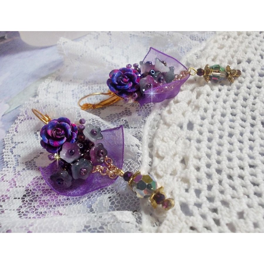 BO Lady Romantique bordada com flores de sino, cabochons de rosa, cristais PureCrystal, corrente dourada e fita de organza