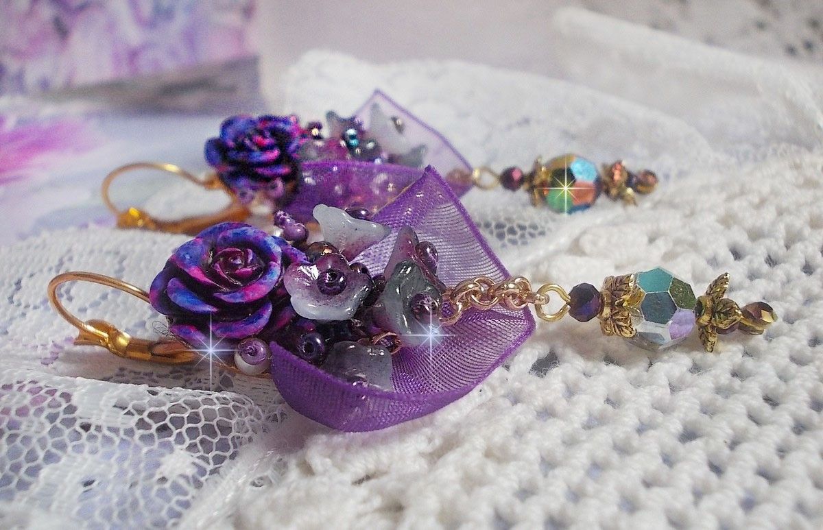 BO Lady Romantique bordada com flores de sino, cabochons de rosa, cristais PureCrystal, corrente dourada e fita de organza