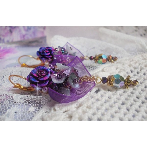 BO Lady Romantique bordada com flores de sino, cabochons de rosa, cristais PureCrystal, corrente dourada e fita de organza