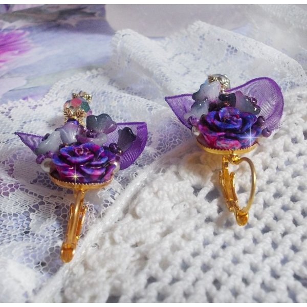 BO Lady Romantique bordada com flores de sino, cabochons de rosa, cristais PureCrystal, corrente dourada e fita de organza