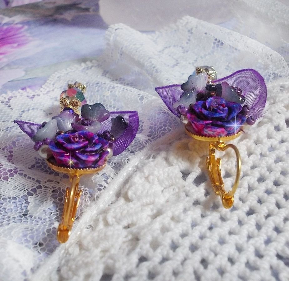 BO Lady Romantique bordada com flores de sino, cabochons de rosa, cristais PureCrystal, corrente dourada e fita de organza