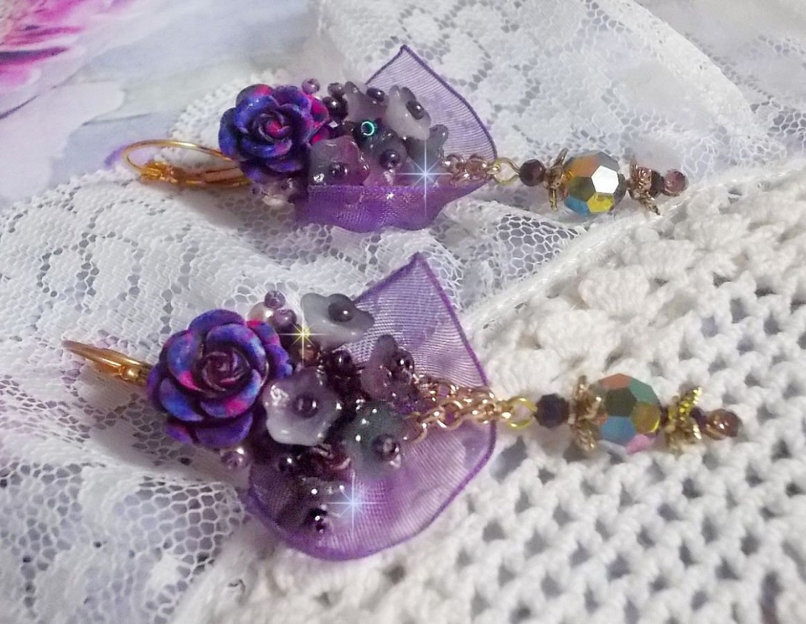 BO Lady Romantique bordada com flores de sino, cabochons de rosa, cristais PureCrystal, corrente dourada e fita de organza