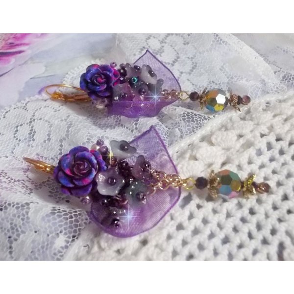 BO Lady Romantique bordada com flores de sino, cabochons de rosa, cristais PureCrystal, corrente dourada e fita de organza