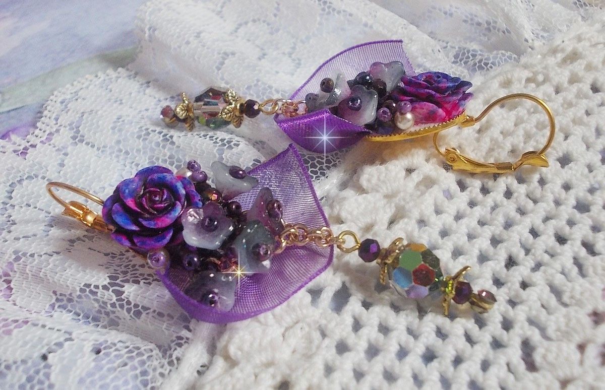 BO Lady Romantique bordada com flores de sino, cabochons de rosa, cristais PureCrystal, corrente dourada e fita de organza