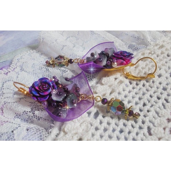 BO Lady Romantique bordada com flores de sino, cabochons de rosa, cristais PureCrystal, corrente dourada e fita de organza