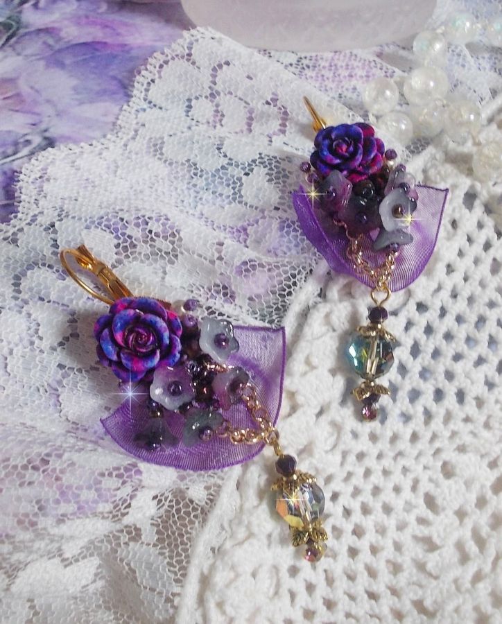 BO Lady Romantique bordada com flores de sino, cabochons de rosa, cristais PureCrystal, corrente dourada e fita de organza