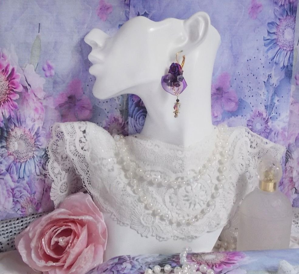 BO Lady Romantique bordada com flores de sino, cabochons de rosa, cristais PureCrystal, corrente dourada e fita de organza