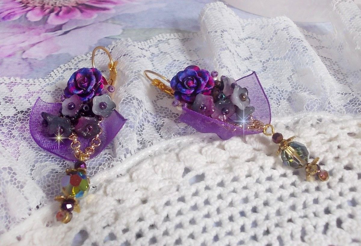 BO Lady Romantique bordada com flores de sino, cabochons de rosa, cristais PureCrystal, corrente dourada e fita de organza