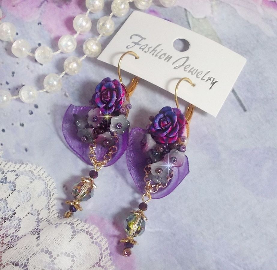 BO Lady Romantique bordada com flores de sino, cabochons de rosa, cristais PureCrystal, corrente dourada e fita de organza