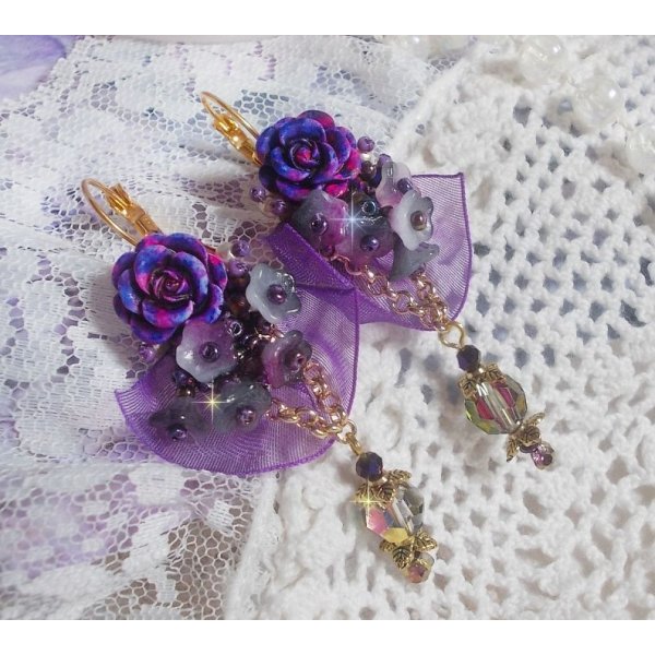 BO Lady Romantique bordada com flores de sino, cabochons de rosa, cristais PureCrystal, corrente dourada e fita de organza