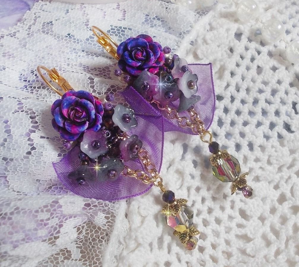 BO Lady Romantique bordada com flores de sino, cabochons de rosa, cristais PureCrystal, corrente dourada e fita de organza