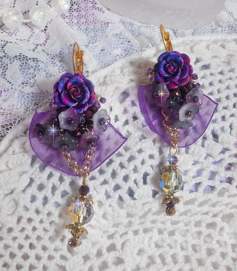 BO Lady Romantique bordada com flores de sino, cabochons de rosa, cristais PureCrystal, corrente dourada e fita de organza