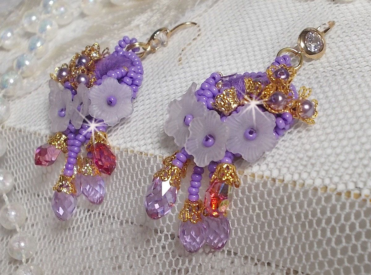 BO Laureline bordada com cristais Swarovski, algodão roxo DMC, flores Lucite e missangas de sementes