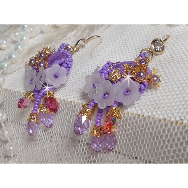 BO Laureline bordada com cristais Swarovski, algod&atilde;o roxo DMC, flores Lucite e missangas de sementes