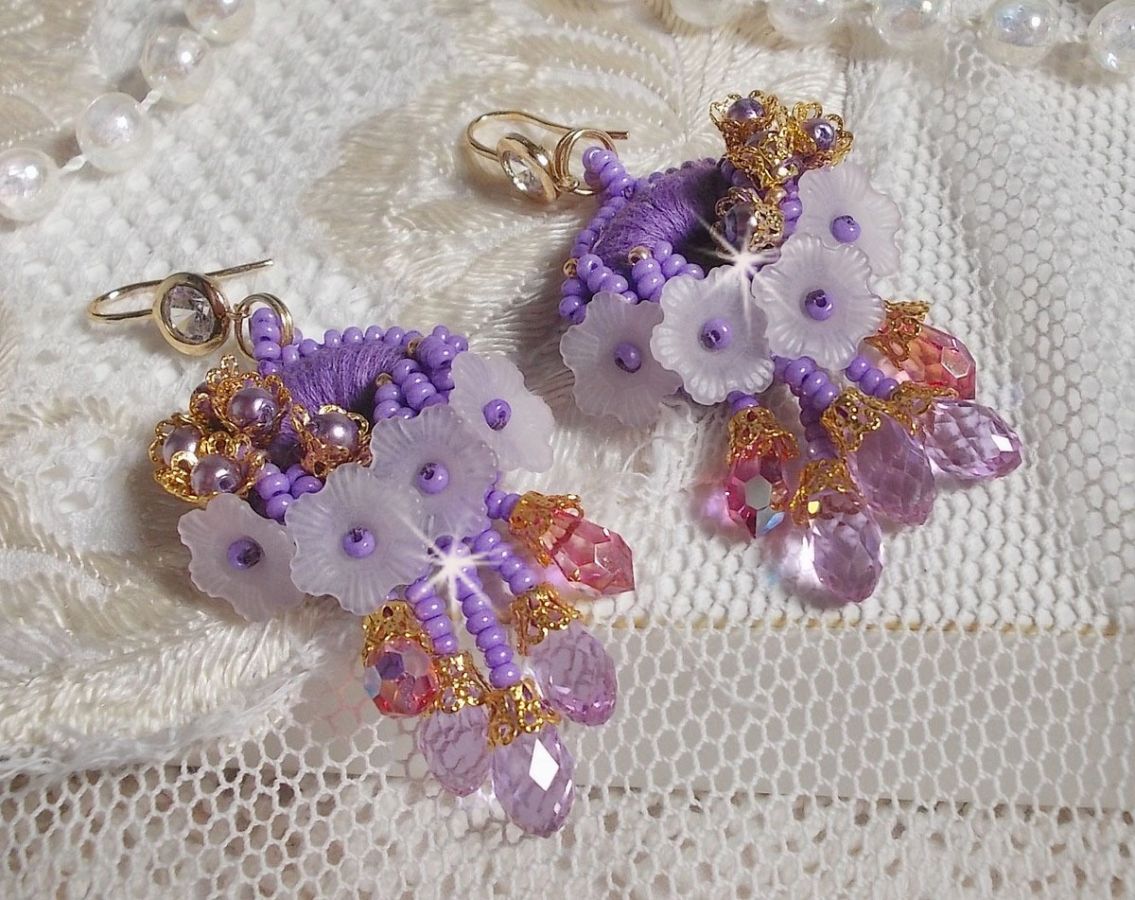 BO Laureline bordada com cristais Swarovski, algodão roxo DMC, flores Lucite e missangas de sementes
