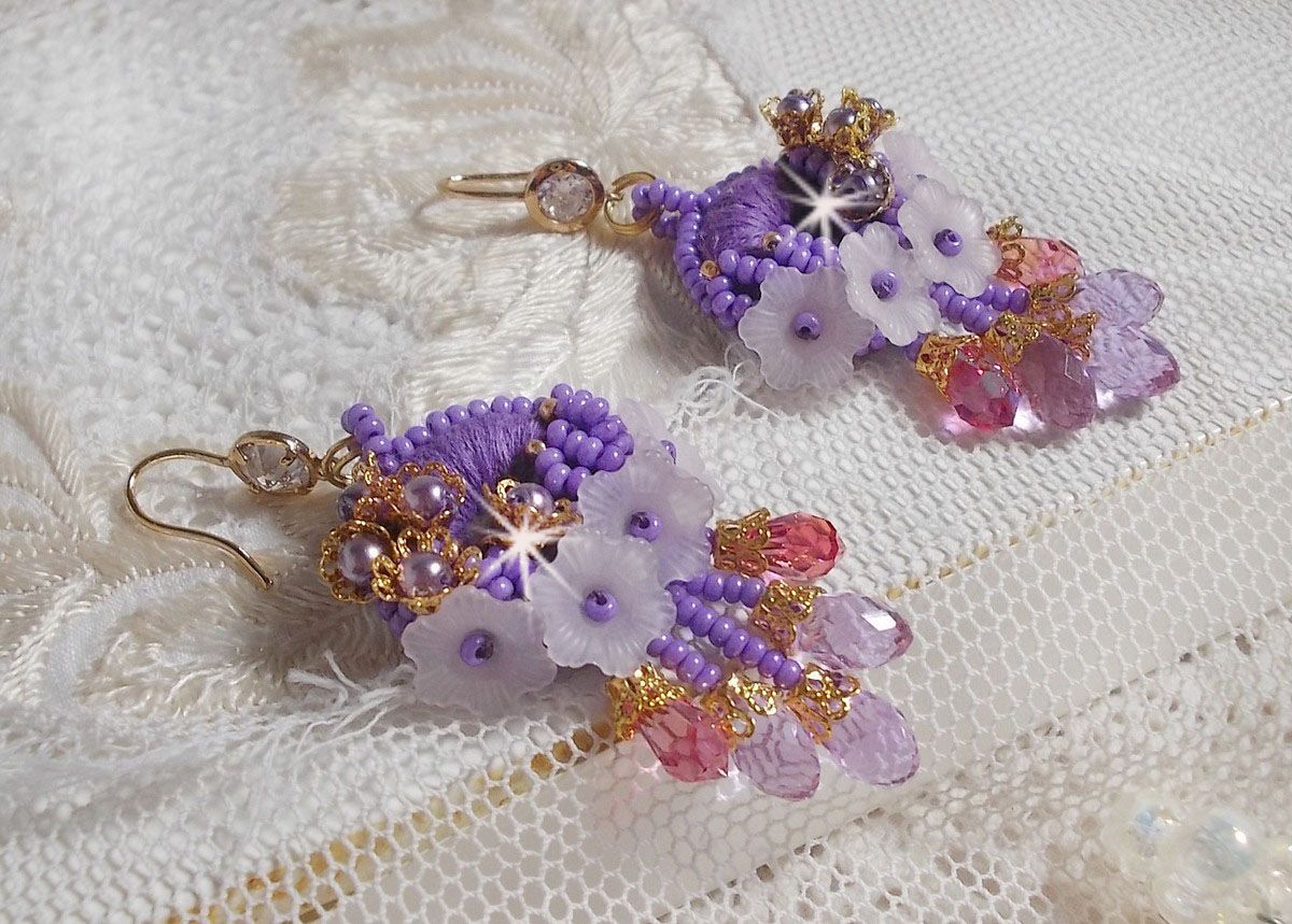 BO Laureline bordada com cristais Swarovski, algodão roxo DMC, flores Lucite e missangas de sementes