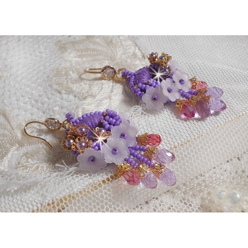 BO Laureline bordada com cristais Swarovski, algodão roxo DMC, flores Lucite e missangas de sementes
